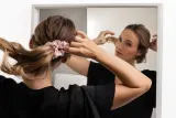 Резинка для волос Notino Silk Collection Large scrunchie шёлковая, для метода curly girl, 1 шт — фото 7