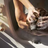 Aveda Rosemary Mint Purifying Shampoo - Глубоко очищающий шампунь для придания блеска — фото 5