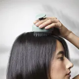 Массажёр для кожи головы Aveda Scalp Solutions Stimulating Scalp Massager для мытья волос, эргономичный, 1 шт — фото 5