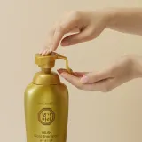 DAENG GI MEO RI Yula Gold Shampoo - Интенсивно питательный шампунь для укрепления волос и придания им большего блеска, 500 мл — фото 4