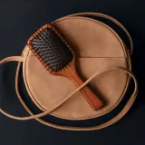 Щётка для волос Aveda Wooden Paddle Brush Mini плоская, компактная, с рукояткой из натуральных материалов, 1 шт — фото 2