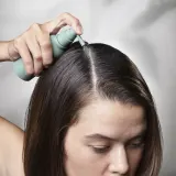 Aveda Scalp Solutions Refreshing Protective Mist - Защитный спрей для волос с жирной склонностью, 100 мл — фото 3