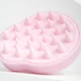 Массажная щётка для мытья головы Brushworks Massaging Shampoo Brush эргономичной формы, 1 шт do skóry głowy — фото 3