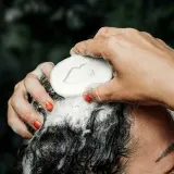 BusyB Clean Hair & Dirty Mind Becky Blossom - Шампунь в форме кубика с ароматом цветов, 70 г — фото 3