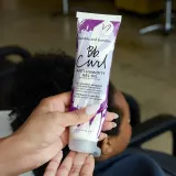 Bumble and bumble Bb. Curl Anti-Humidity Gel-Oil - Увлажняющее масло-гель для локонов против пушистости волос, 150 мл — фото 4