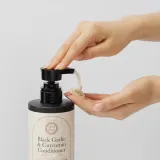 DAENG GI MEO RI Black Garlic & Curcumin Treatment - Кондиционер для ухода за густыми волосами и защиты от ломкости, 500 мл — фото 5