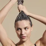 Payot Essentiel Solid Biome-Friendly Shampoo - Шампунь в виде кубика для всех типов волос, 80 г — фото 2