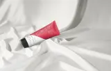 St.Tropez Gradual Tan Daily Firming Lotion Watermelon - Самозагарное молоко для тела для постепенного загара, 200 мл — фото 2