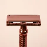 Wilkinson Sword Intuition Rose Gold Razor - Бритва + сменные лезвия 10 шт — фото 5