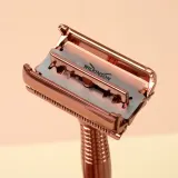 Wilkinson Sword Intuition Rose Gold Razor - Бритва + сменные лезвия 10 шт — фото 6