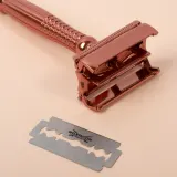 Wilkinson Sword Intuition Rose Gold Razor - Бритва + сменные лезвия 10 шт — фото 7