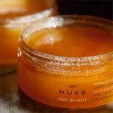 Скраб для тела Nuxe Reve de Miel Deliciously Nourishing Body Scrub с мёдом и маслом ши, питательный, 175 мл — фото 3