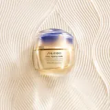 Shiseido Vital Perfection Concentrated Supreme Cream - Крем укрепляющий, уменьшающий морщины, 50 мл — фото 6