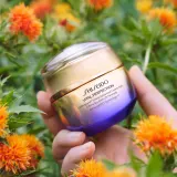 Shiseido Vital Perfection Uplifting and Firming Advanced Cream Soft - Легкий крем для лица укрепляющий на день и ночь, 50 мл — фото 3