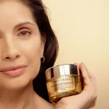 Estee Lauder Revitalizing Supreme+ Youth Power Creme SPF 25 - Лифтинговый крем для лица для осветления и смягчения кожи, 50 мл — фото 3