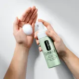 Clinique Extra Gentle Cleansing Foam - Нежная очищающая пенка для сухой и очень сухой кожи, 125 мл — фото 5