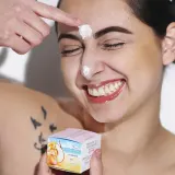 theBalm To The Rescue Dewy Glow - Увлажняющий крем для лица, выравнивающий тон кожи, придающий коже сияющий вид, 30 мл — фото 3