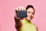 Carbon Theory Charcoal & Tea Tree Oil - Мыло для очищения кожи в виде кубика для нежного удаления, 100 г — фото 2