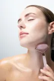 Brushworks Resin Rose Roller & Gua Sha - Набор для ухода за кожей — фото 5