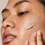 Omorovicza Queen Cream - Крем для лица на день, восстанавливающий упругость кожи с матовым покрытием, 50 мл — фото 6