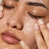 Omorovicza Queen Cream - Крем для лица на день, восстанавливающий упругость кожи с матовым покрытием, 50 мл — фото 8