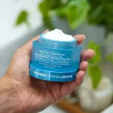 Peter Thomas Roth Water Drench Hyaluronic Cloud Rich Barrier Moisturizer - Богатый увлажняющий крем, восстанавливающий защитный барьер кожи, 50 мл — фото 6