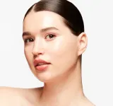 MAC Cosmetics Strobe Dewy Skin Tint - Увлажняющий тонизирующий крем, 30 мл, оттенок Light 4 — фото 4