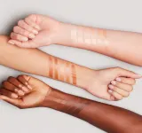 MAC Cosmetics Strobe Dewy Skin Tint - Увлажняющий тонизирующий крем, 30 мл, оттенок Medium 2 — фото 4