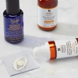 Kiehl's Dermatologist Solutions Powerful-Strength Line-Reducing & Dark Circle-Diminishing Vitamin C Eye Serum - Сыворотка для глаз для всех типов кожи, включая чувствительную с витамином C, 15 мл — фото 3