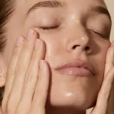 Omorovicza Queen Essence - Увлажняющая эссенция с гиалуроновой кислотой, 100 мл — фото 6