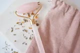 Zoë Ayla Rose Quartz Luxurious Facial Roller - ролик для массажа лица, 1 шт — фото 4