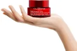 Clarins Super Restorative Day Cream - Крем на день для сухой и очень сухой кожи, 50 мл — фото 3