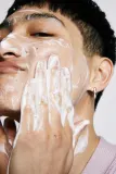 Carbon Theory Salicylic Acid & Shea Butter - Нежное очищающее мыло с эффектом пилинга, 100 г — фото 2