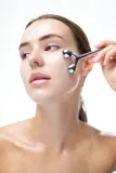 Brushworks Face Sculpting Zinc Roller - ролик для массажа лица, 1 шт — фото 4