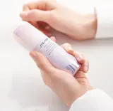 Shiseido White Lucent Illuminating Micro-Spot Serum - Сыворотка для лица, корректирующая и осветляющая пигментные пятна, 30 мл — фото 3