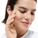 Clinique Even Better Clinical Radical Dark Spot Corrector + Interrupter - Сыворотка для сияющей кожи против пигментации, 50 мл — фото 3