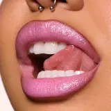MAC Cosmetics Dazzlelips Crayon - Блестящая помада в карандаше, 1.5 г, оттенок Spaced Out — фото 5
