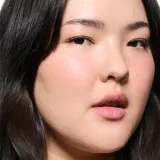 MAC Cosmetics Powder Kiss Lip + Cheek Mousse - Универсальный косметический продукт для макияжа губ и щек, 5 мл, оттенок Velvet Teddy — фото 6