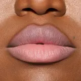 MAC Cosmetics Powder Kiss Lip + Cheek Mousse - Универсальный косметический продукт для макияжа губ и щек, 5 мл, оттенок Velvet Teddy — фото 8
