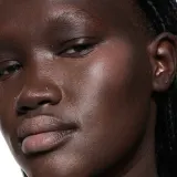 MAC Cosmetics Powder Kiss Lip + Cheek Mousse - Универсальный косметический продукт для макияжа губ и щек, 5 мл, оттенок Habit — фото 5