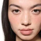MAC Cosmetics Powder Kiss Lip + Cheek Mousse - Универсальный косметический продукт для макияжа губ и щек, 5 мл, оттенок Taken — фото 6