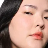 MAC Cosmetics Powder Kiss Lip + Cheek Mousse - Универсальный косметический продукт для макияжа губ и щек, 5 мл, оттенок Resort Season — фото 5