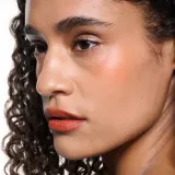 MAC Cosmetics Powder Kiss Lip + Cheek Mousse - Универсальный косметический продукт для макияжа губ и щек, 5 мл, оттенок Resort Season — фото 6