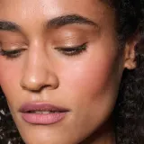 MAC Cosmetics Powder Kiss Lip + Cheek Mousse - Универсальный косметический продукт для макияжа губ и щек, 5 мл, оттенок More The Mehr-ier — фото 4