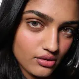 MAC Cosmetics Powder Kiss Lip + Cheek Mousse - Универсальный косметический продукт для макияжа губ и щек, 5 мл, оттенок A Little Tamed — фото 4