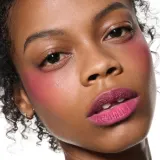 MAC Cosmetics Powder Kiss Lip + Cheek Mousse - Универсальный косметический продукт для макияжа губ и щек, 5 мл, оттенок Make It Fashun! — фото 5