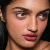 MAC Cosmetics Powder Kiss Lip + Cheek Mousse - Универсальный косметический продукт для макияжа губ и щек, 5 мл, оттенок Ruby Boo — фото 5