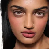 MAC Cosmetics Powder Kiss Lip + Cheek Mousse - Универсальный косметический продукт для макияжа губ и щек, 5 мл, оттенок Fashion Emergency — фото 4