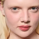 MAC Cosmetics Powder Kiss Lip + Cheek Mousse - Универсальный косметический продукт для макияжа губ и щек, 5 мл, оттенок Fashion Emergency — фото 5