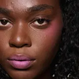 MAC Cosmetics Powder Kiss Lip + Cheek Mousse - Универсальный косметический продукт для макияжа губ и щек, 5 мл, оттенок Something Borrowed — фото 3
